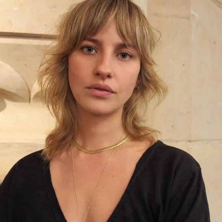 12 Short Wolf Cuts With Curtain Bangs 8 Beeline Honey Blonde Wavy Shag Mullet Wolf Cut With Choppy Curtain Bangs