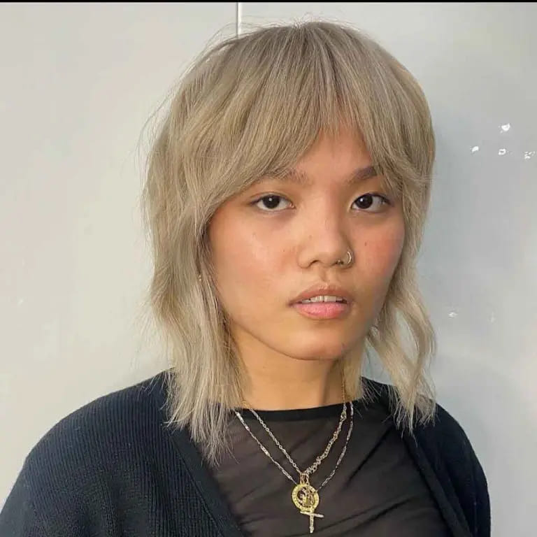 10 Short Wolf Cuts With Curtain Bangs 3 Dull Blonde Mullet Wolf Cut With Choppy Curtain Bangs
