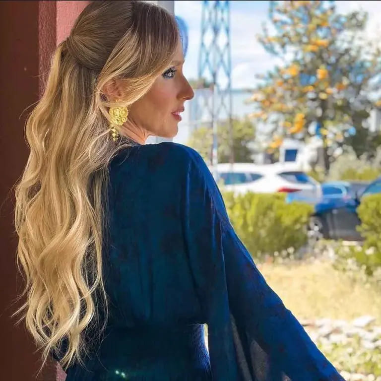 10 Chic and Classy Hairstyles for Women With Long Hair 2 Duo-Toned Wavy Long Hair With Stylish Updo
