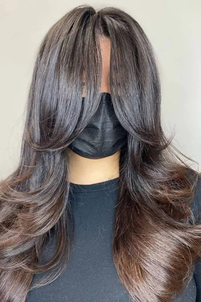 10 Fall Hair for women Trends You Must Try 5 Feathered Layers with Face-Framing Curtain Bangs