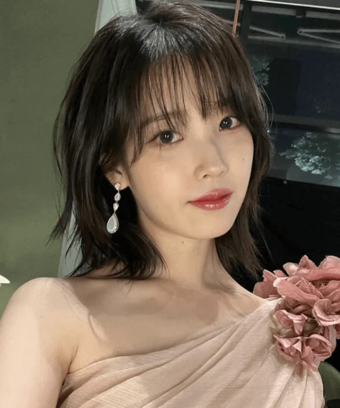 10 Short Hairstyles For Women To Look Fancy 7 IU’s Shaggy Bob & Wispy Bangs