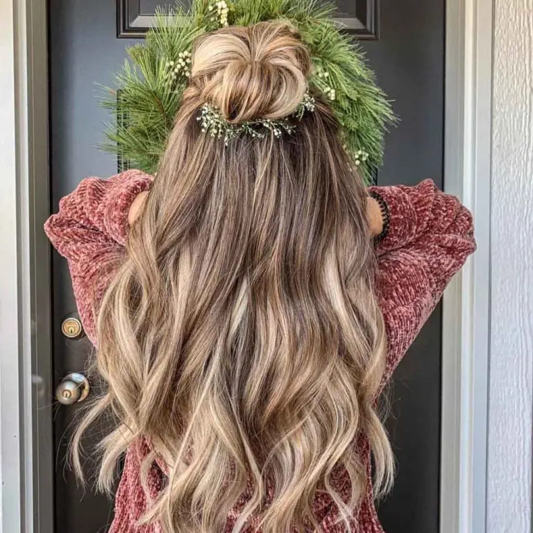 10 Christmas Hairstyles for You to Rock This Christmas. 9 Long Wavy Bronde Hair With Top Knot Bun and Subtle Christmas Wreath