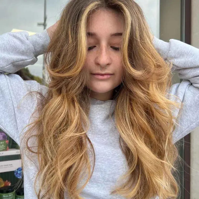 12 Butterfly Wolf Cut Ideas For Women 8 Long Wavy Golden Blonde and Dark Brown Butterfly Wolf Cut With Money Piece
