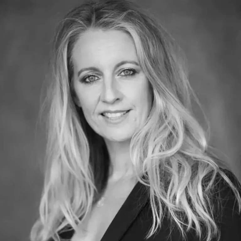 10 Stylish Haircuts for Women Over 50 8 Medium Long Choppy Wavy Blonde Hair