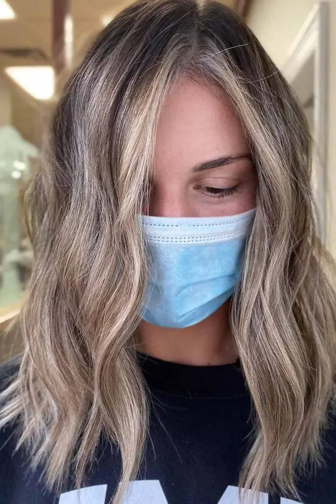10 Fall Hair for women Trends You Must Try 7 Money Piece Highlight Waves