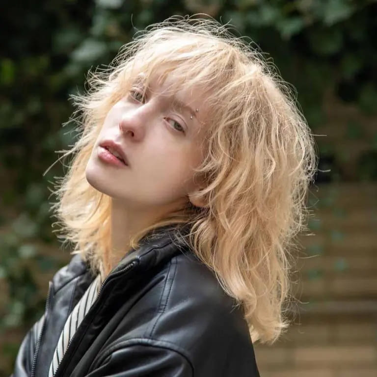 10 Beautiful Blonde Wolf Cut With Bangs 7 Tousled Wavy Medium Blonde Wolf Cut With Messy Bangs
