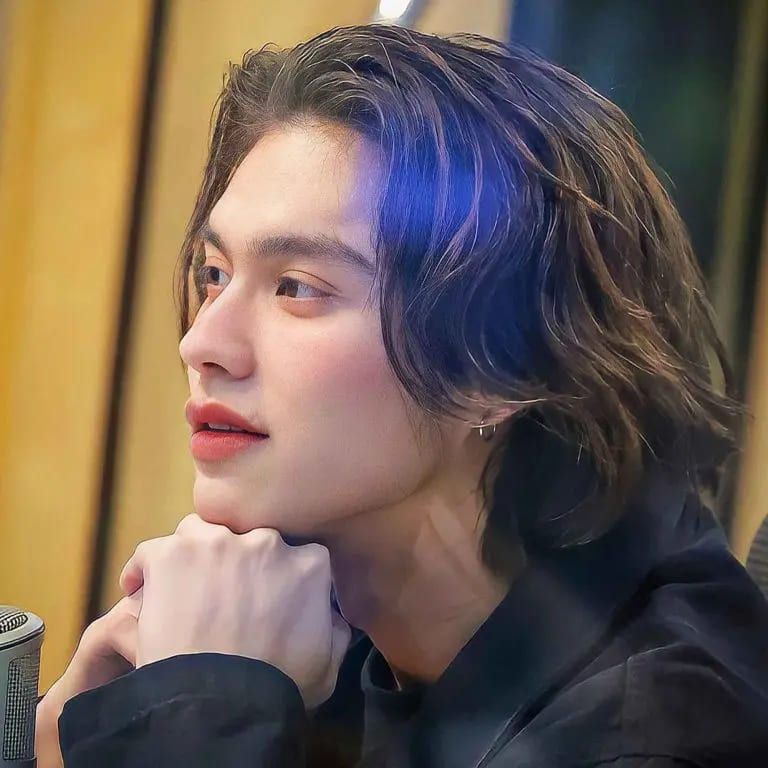 10 Stylish Korean Hairstyles for Men 3 Korean Style Medium Wavy Choppy Hair