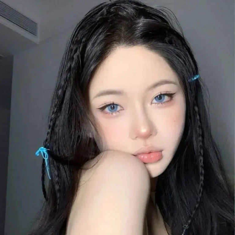 12 Stunning Korean Hairstyles for Women 7 Long Black Wavy Hair With Knotless Braids