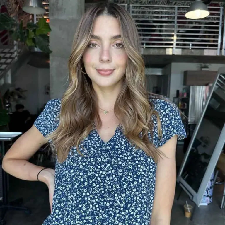 10 Hairstyles for Oval-Shaped Face 7 Medium Bronde Hair With Face Framing Waves