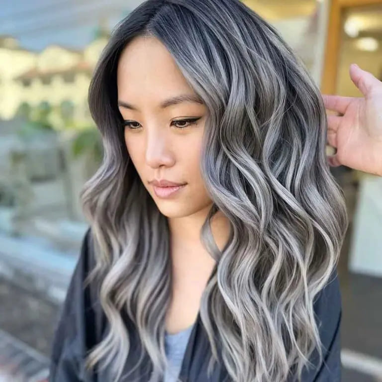 12 Shining Hairstyles With Silver Highlights 7 Long Wavy Hair With Silver Balayage Babylights