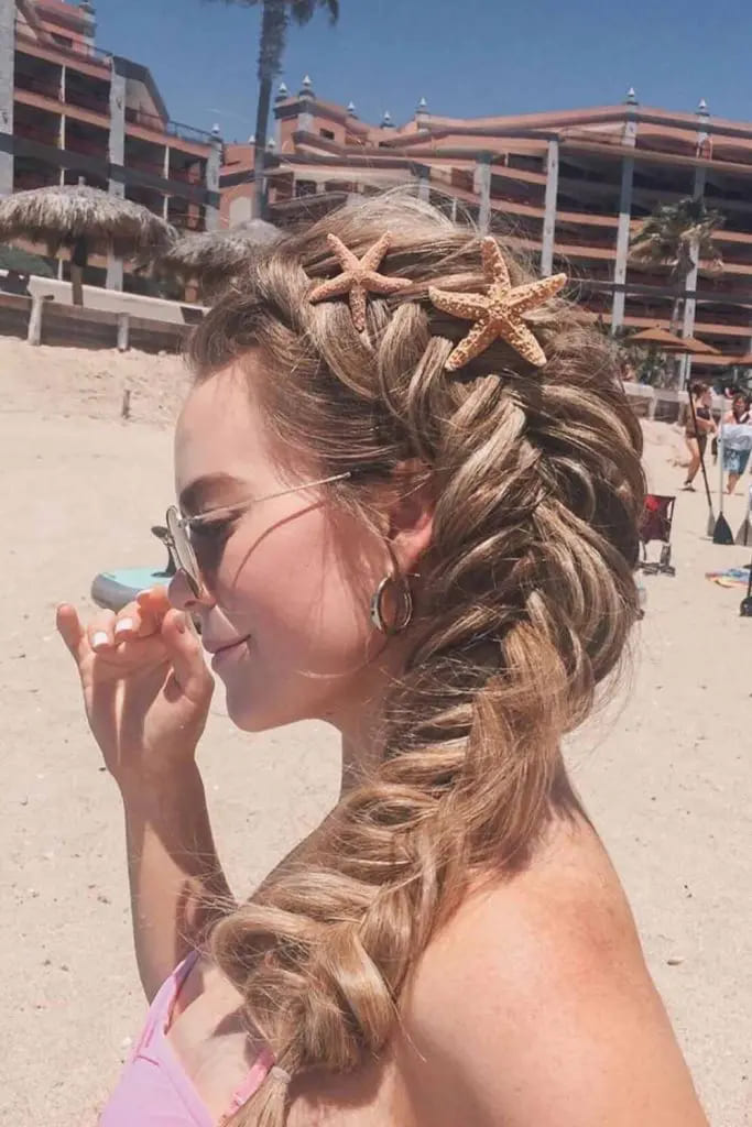12 Sun-Kissed Beach Hairstyles 1 1. Side Pull Through Fishtail
