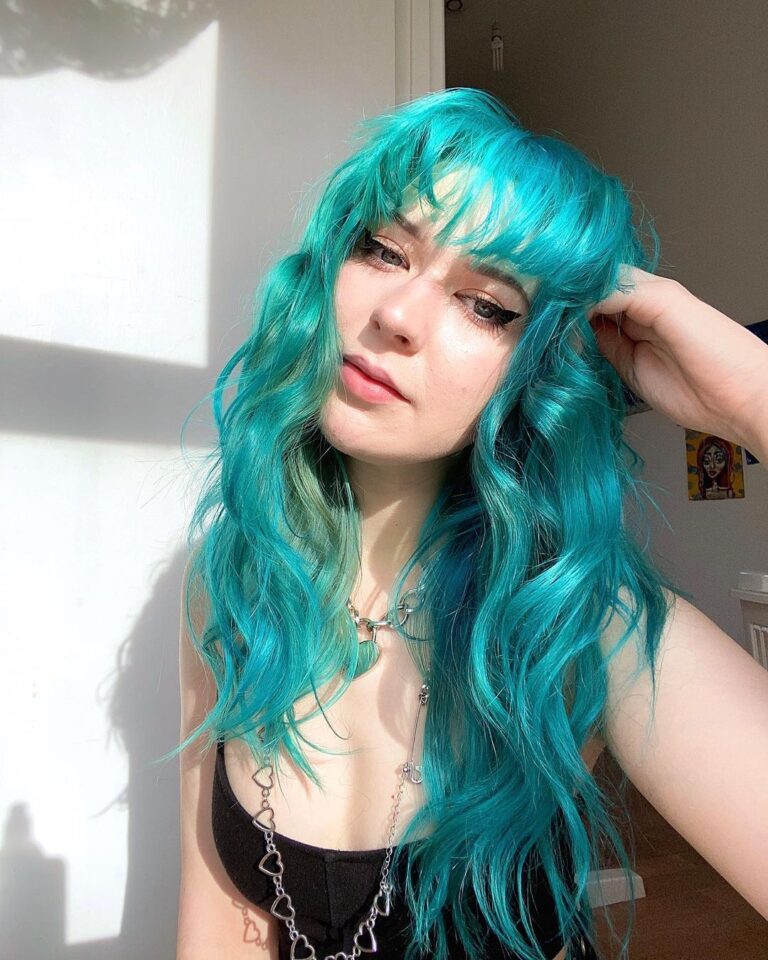 12 Emo Scene Hairstyles for a Throwback 11 11. Wavy Sea Green Hair With Bangs 1