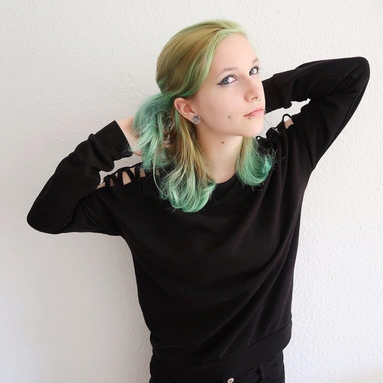 12 Emo Scene Hairstyles for a Throwback 4 4. Medium Blonde Green Scene Hairstyle
