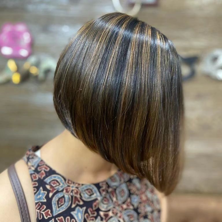 11 Fashionable Long Angled Bob Cuts 6 6. Beige Blonde Highlights with Stacked Bob