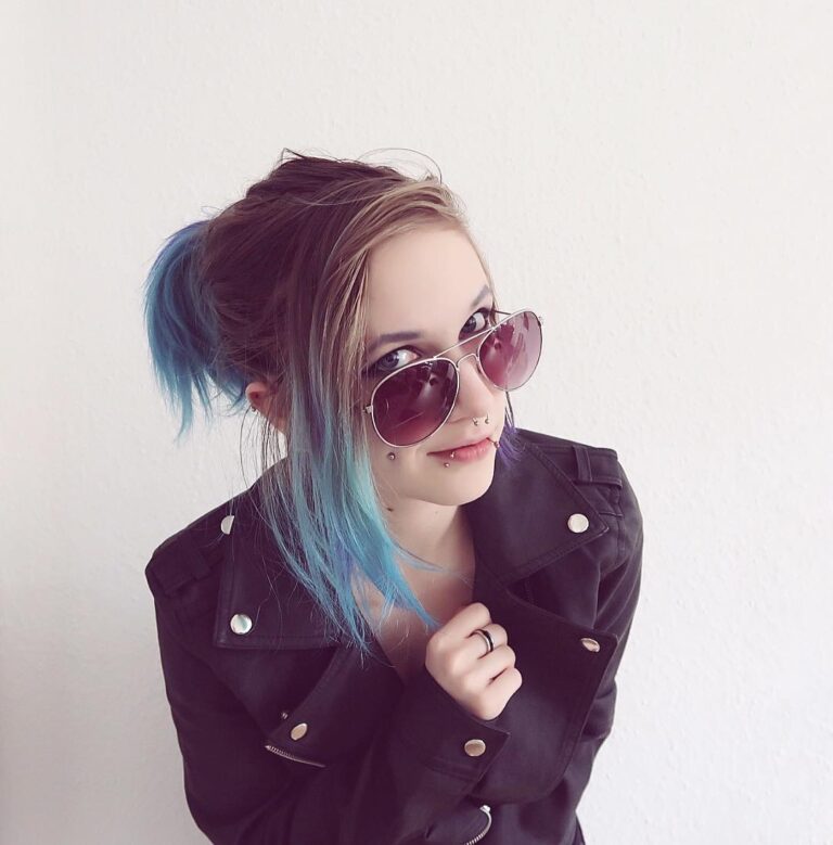 12 Emo Scene Hairstyles for a Throwback 6 6. Bronde Hair With Blue Highlights