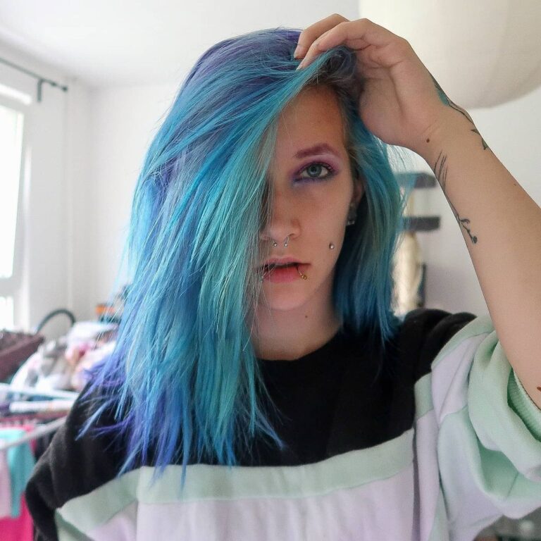 12 Emo Scene Hairstyles for a Throwback 9 9. Rainbow Ombre Emo