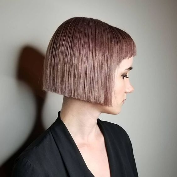 8 Flapper Hairstyle Ideas: Iconic Looks From 1920s 2 Bob with Blunt Bangs 1