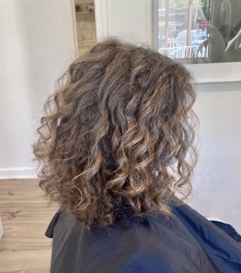 10 Lob Haircuts for Women 7 Curly Lob 768x870 1