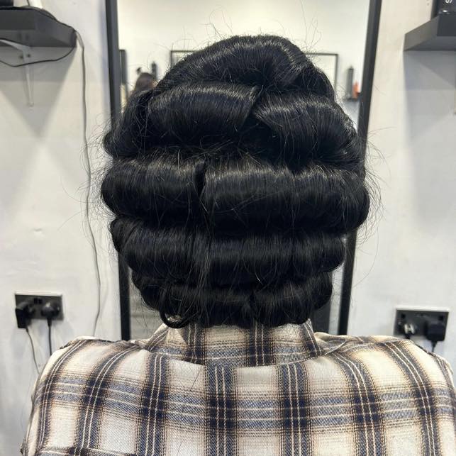 8 Flapper Hairstyle Ideas: Iconic Looks From 1920s 3 Glamour Pin Curls