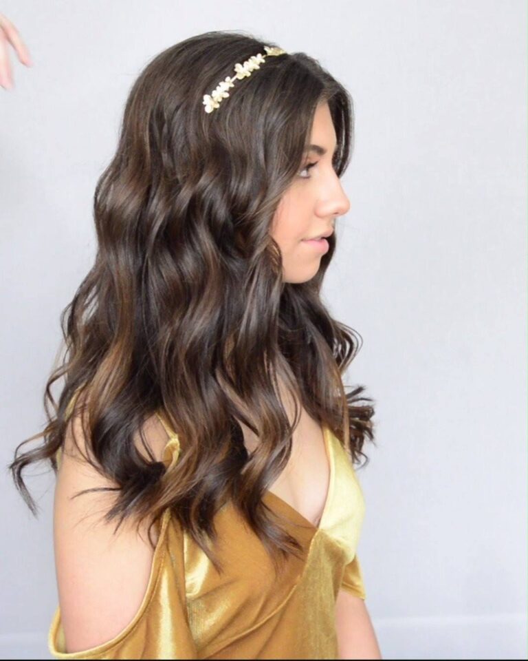 8 Flapper Hairstyle Ideas: Iconic Looks From 1920s 8 Headband with Loose Waves 768x960 1