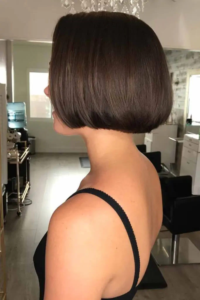 12 Classy 90’s Bob Haircut Ideas 4 Sleek and Straight Classic Bob