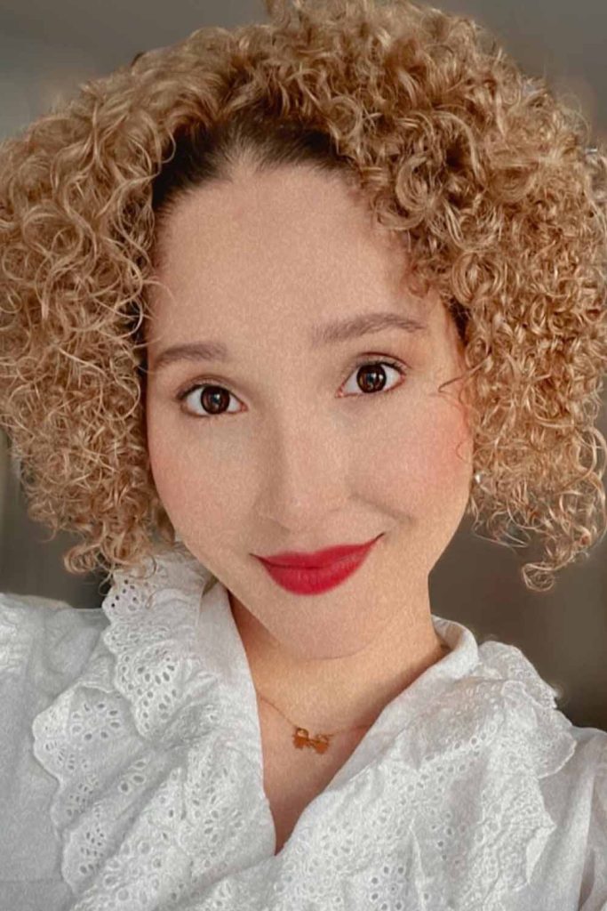 15 Classy Mom Cut Ideas for Busy Moms Seeking Effortless Style! 2 Blonde Curly Bob Hair