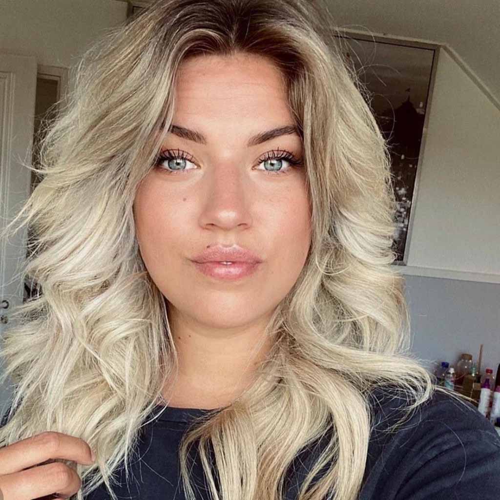 25 Sultry Summer Haircuts for Women! 3 Blonde Medium Butterfly Cut