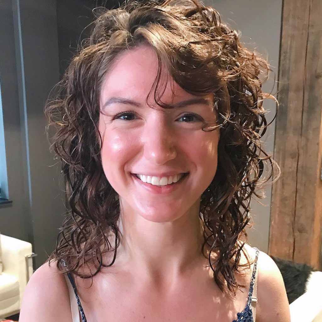 20 Classic Gypsy Shag Hairstyles! 4 Medium Curly Gypsy Shag Cut With Side-Swept Bangs