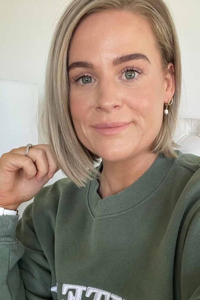 15 Classy Mom Cut Ideas for Busy Moms Seeking Effortless Style! 7 Short Mom Bob Blonde Cut on Straight Hair