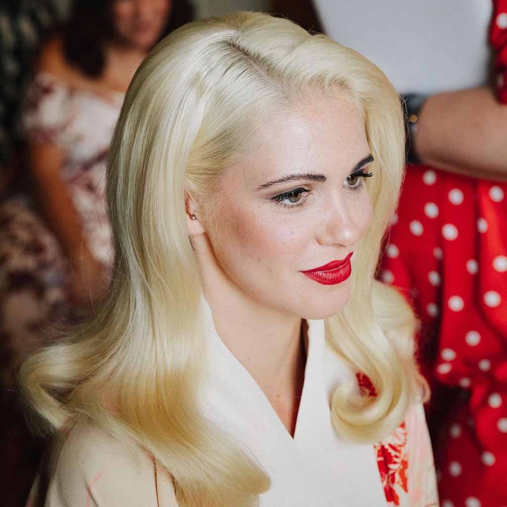 25 Classic Vintage Hairstyles to Go Retro! 8 Long Blonde Side Parted Hair With Vintage Waves