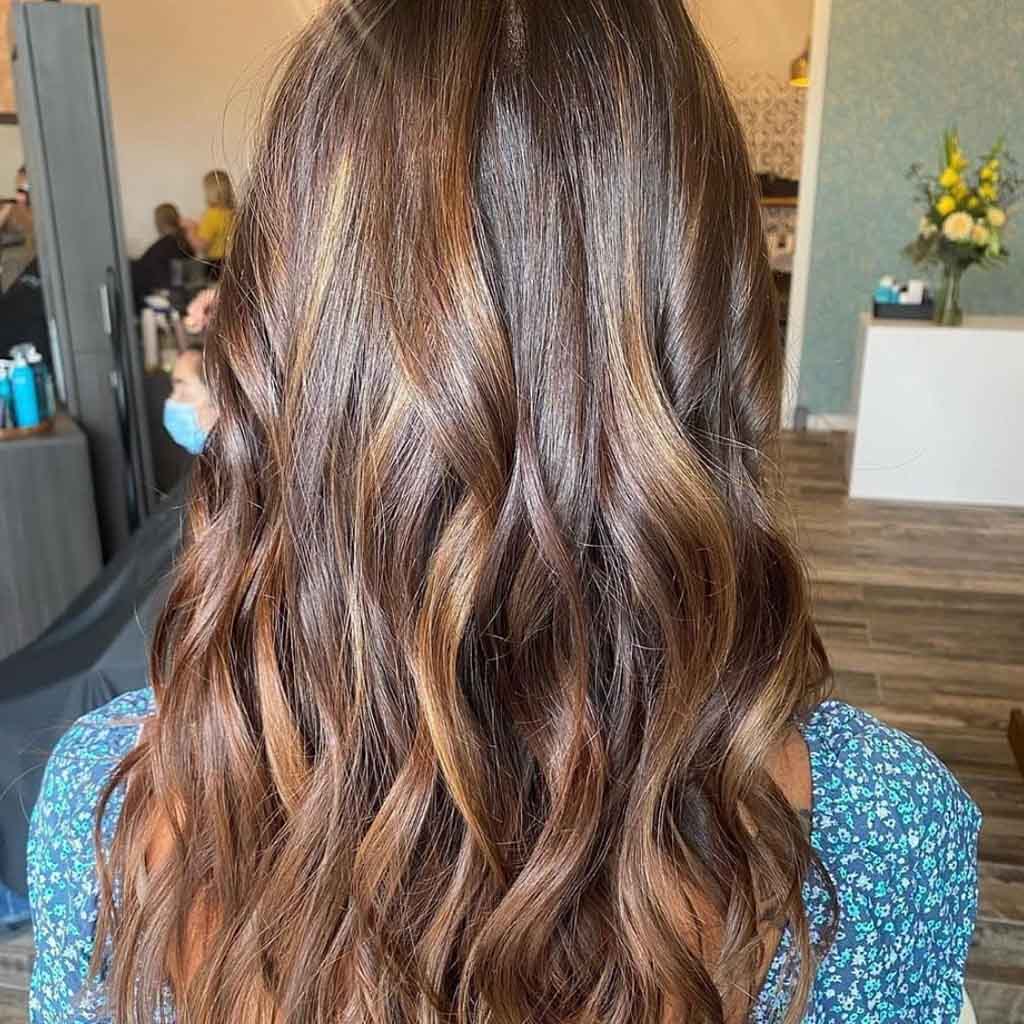 15 Ideas for Caramel Highlights on Brown Hair! 9 Brown Hair With Gilded Dark Caramel With Beachy Waves