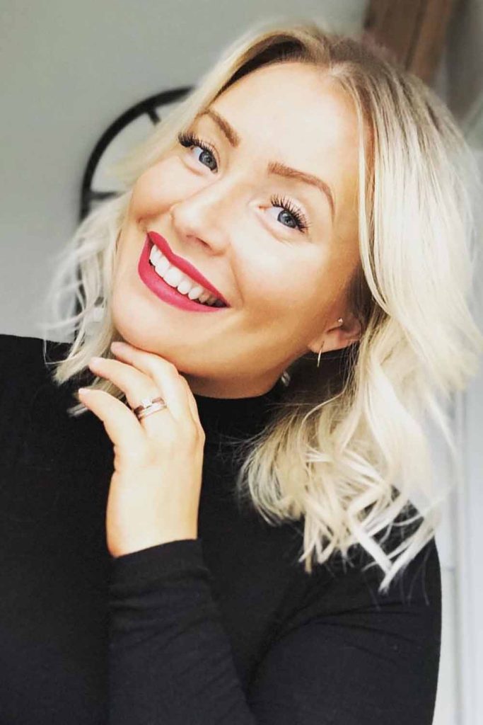 15 Classy Mom Cut Ideas for Busy Moms Seeking Effortless Style! 12 Platinum Blonde Medium Wavy Long Bob
