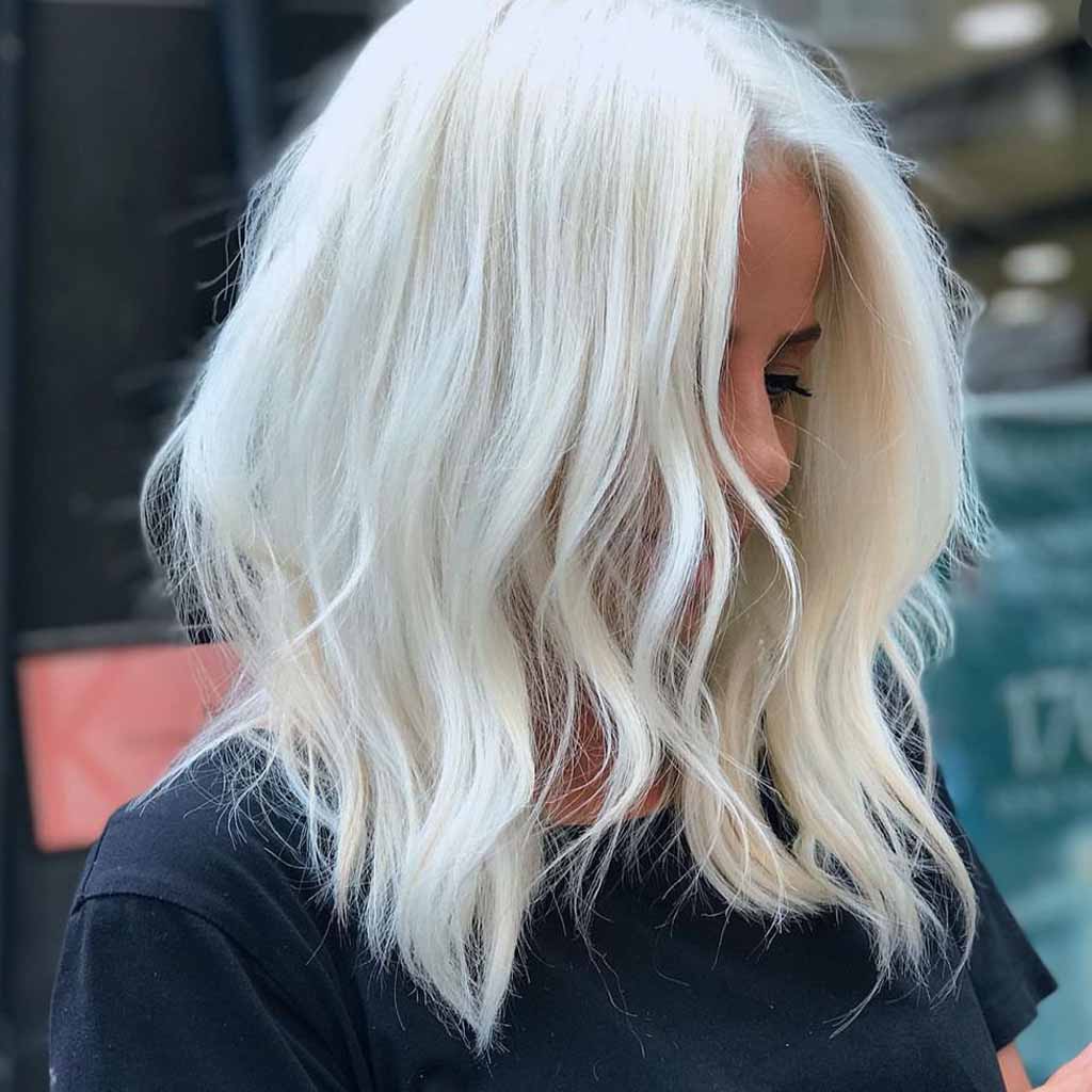 25 Sultry Summer Haircuts for Women! 10 Outgrown White Wavy Bob