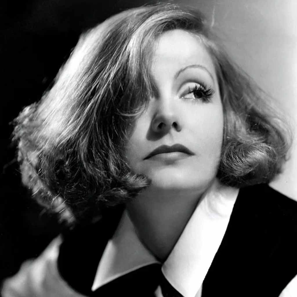 25 Classic Vintage Hairstyles to Go Retro! 15 Fluffy Blowout Side Parted Wavy Bob Hair