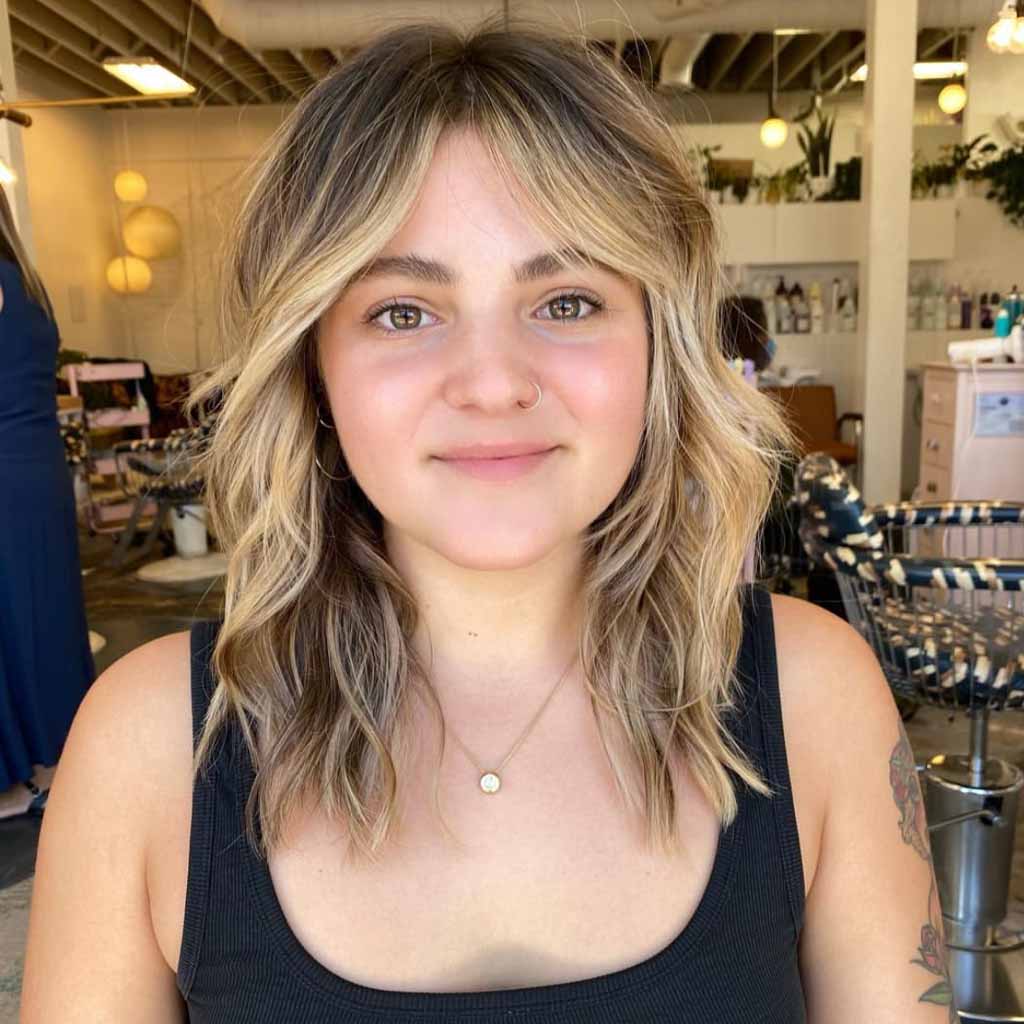 20 Bright Sun-Kissed Brunette Hair Ideas! 20 Layered Face-Framing Honey Blonde Hair With Curtain Bangs