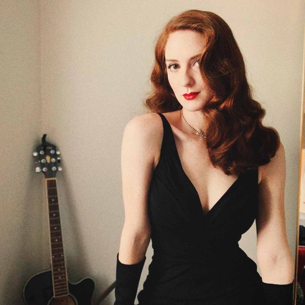25 Classic Vintage Hairstyles to Go Retro! 21 Long Side Parted Ginger Hair With Vintage Waves