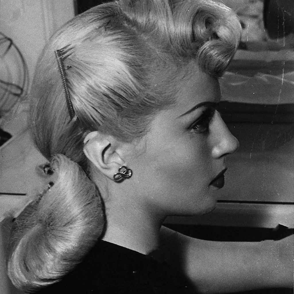 25 Classic Vintage Hairstyles to Go Retro! 25 Pin-Up Victory Rolls With Low Bun