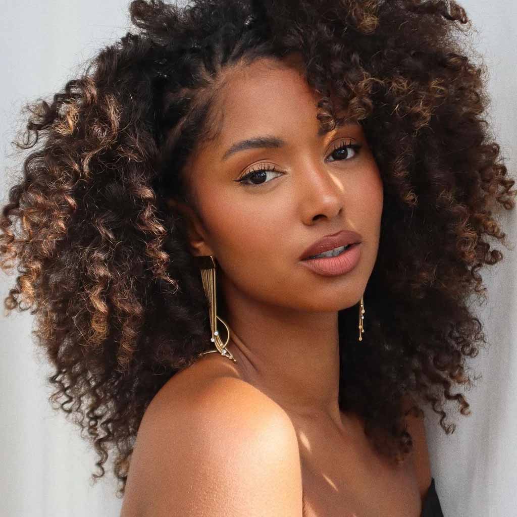 20 Playful Curly Hair Ideas! 9 Side-Parted Kinky Medium Brown Hair With Blonde Highlights