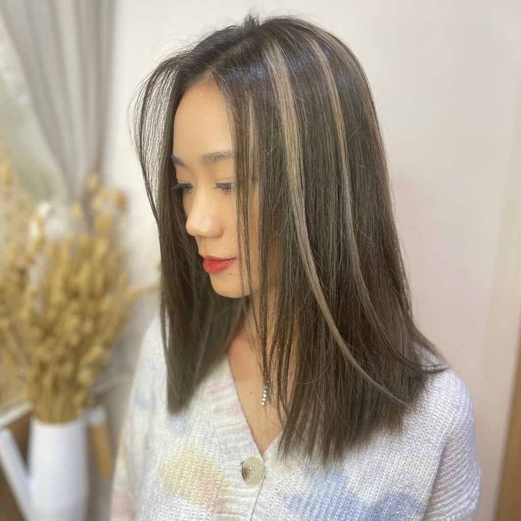 20 Stylish Hairstyles With Chunky Highlights! 17 Dusty Blonde Chunks on Dark Brown Medium Hair