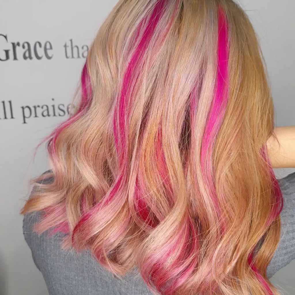 15 Sassy Hairstyles With Streaky Highlights! 4 Medium Wavy Blonde Hair With Hot Pink Streaks