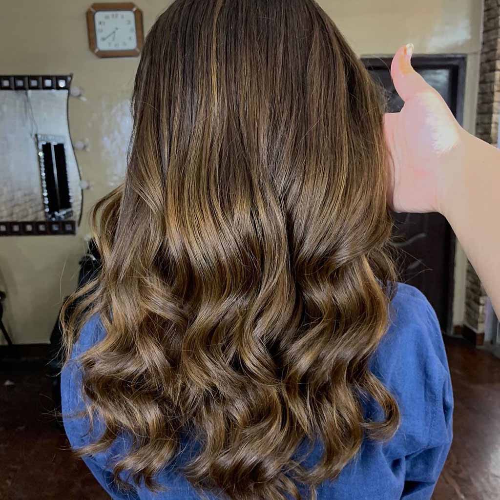 15 Sassy Hairstyles With Streaky Highlights! 13 Dark Choco Base With Blended Hazel Blonde Highlights